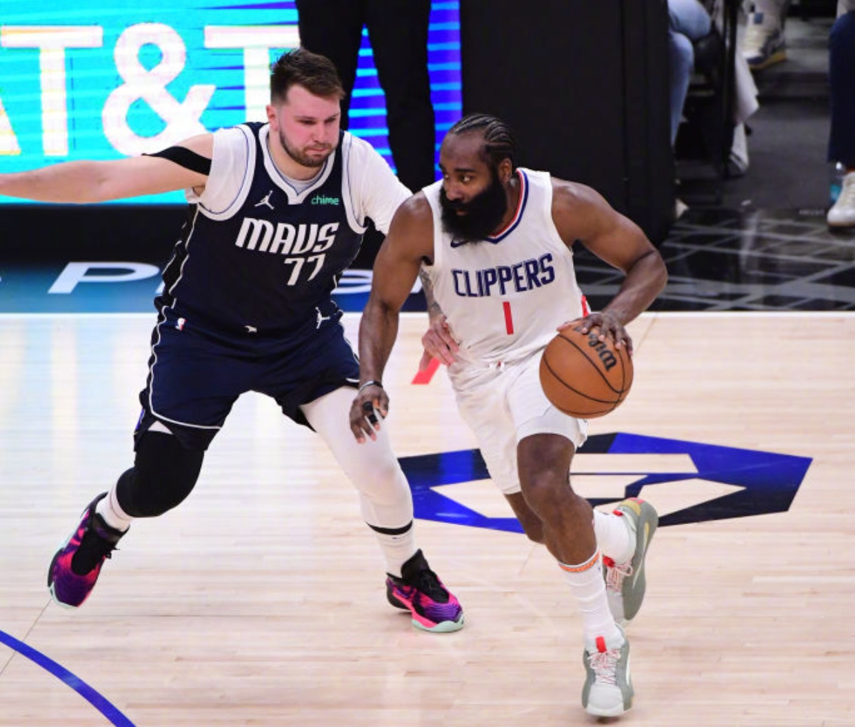 NBA季后赛集结日走向成谜；夏洛特黄蜂迎来里程碑；压力陡增；身体对抗强度拉满的简单介绍