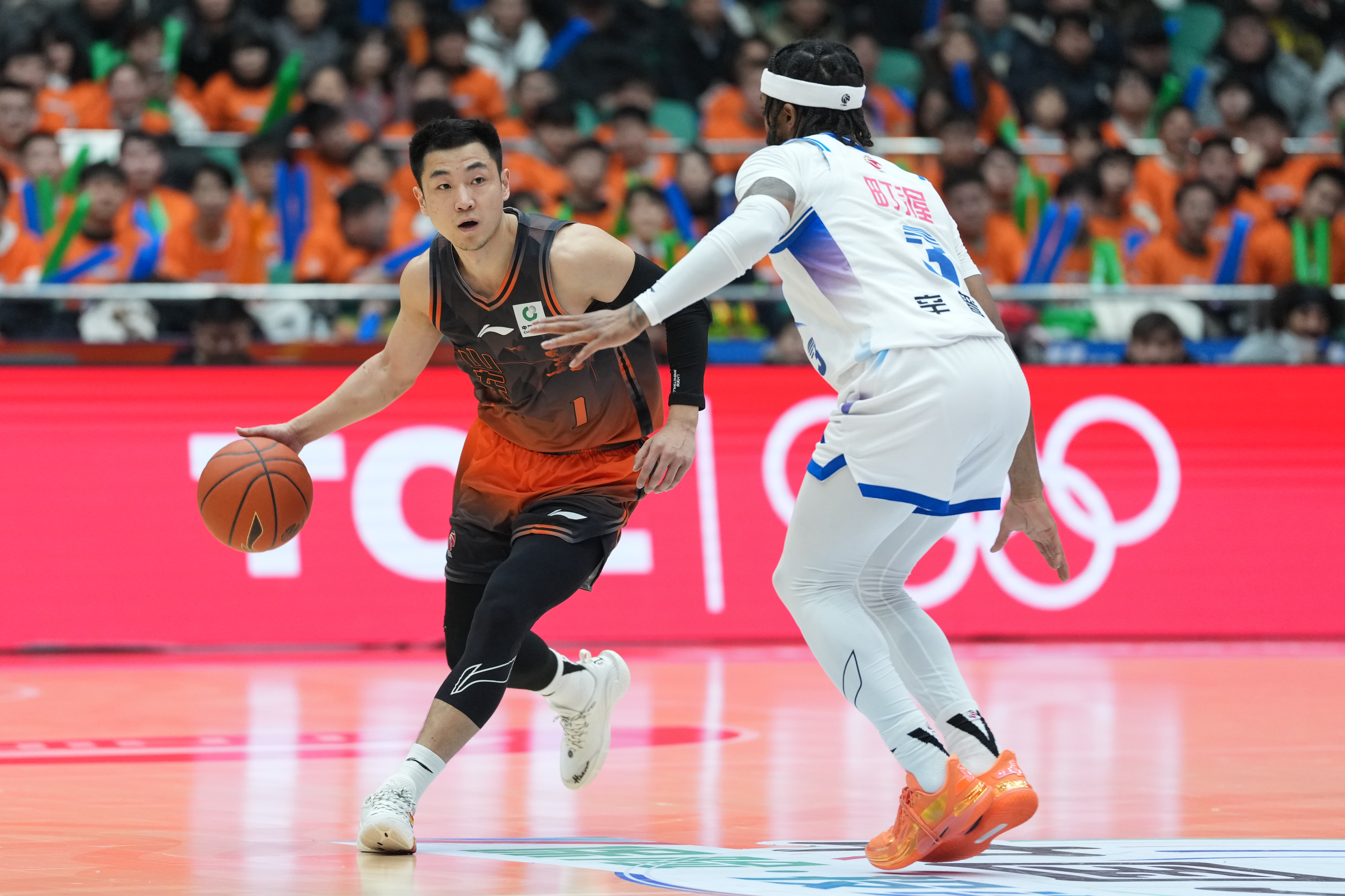 包含从山东泰山刷新队史纪录备战CBA常规赛到成都蓉城队长鼓劲，费城76人围绕NBA季后赛临场应变的词条